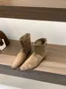 Botas Slim de Camurça com Salto Interno Botas Curtas Botas Femininas Outono e Inverno 2025 Botas Marrons Cano Curto Botas Francesas Pequenas Cor Nude