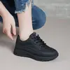 Tênis Esportivos Sapatos Casuais Femininos 2026 Novo Outono Sapatos para Mães de Meia-idade Superfície de Couro Solado Macio Sapatos Femininos Single Sapatos para Caminhada