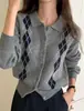 Cardigan de punto jacquard con patrón de diamantes en bloques de color estilo universitario chaqueta corta para mujer otoño nuevo botones pequeños suéter suave y acogedor
