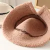 Sombrero de pescador de felpa a rayas de invierno y otoño nuevo al por mayor para mujer, sombrero de cubo versátil retro cálido para adelgazar la cara, sombrero de pescador liso