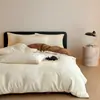 Juego de ropa de cama de cuatro piezas de terciopelo de leche de color sólido minimalista de grado A, engrosado para el calor del invierno, funda de edredón y sábana bajera de forro polar coral, disponible para compra grupal como regalo