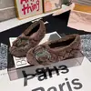 Nueva colección de pantuflas de lana de cordero Kalaoya, con diseño de punta poco profunda, estilo slip-on, forro de felpa y suela plana, disponibles como zapatos para mujer
