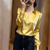 Camisa elegante e sofisticada de cetim dourado com decote V e mangas compridas para mulheres, perfeita para a primavera, oferecendo um visual emagrecedor e casual adequado para o trabalho ou para usar em camadas.