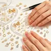 Acessórios populares de metal dourado antigo para nail art de estilo misto transfronteiriços, pingentes de liga em formato de letra, berloques para pulseira DIY e ornamentos decorativos