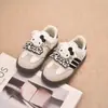 Moda infantil 2026 coleção nova primavera e outono: Tênis de cano baixo com fechos de velcro, apresentando um design único e fofo, um estiloso motivo de gato KT e sapatos versáteis estilo princesa.