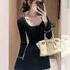 Principios de otoño, un look suave y elegante para una joven adinerada, perfecto para ocasiones importantes, exudando una vibra lujosa y sofisticada: un impresionante vestido negro