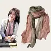 Nuevo producto de principios de otoño~Bufanda artística de algodón y lino plisado con estampado de leopardo para mujer, bufanda larga versátil para el cuello, estilo fino para combinar con la ropa, venta al por mayor