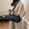 La popular bolsa de almohada Ruiying portátil de gran capacidad para el trabajo de este año, bolsa bandolera negra versátil para mujer, novedad Otoño/Invierno 2024