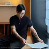 26 Camiseta Henley Retro Americana Masculina Textura Waffle Solta Manga Curta Meio Botão Casual Versátil Atacado