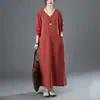 Toma real de 2026 del nuevo vestido largo de manga larga holgado de talla grande con cuello en V de algodón y lino vintage de otoño