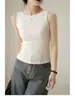 Top Regata Canelado Novo de Verão Off-the-Shoulder Direto da Fábrica para Mulheres, Cor Sólida, Modelagem Justa, Valoriza o Corpo, Pode ser Usado como Roupa Íntima ou Peça Externa, Sem Mangas