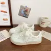 Tênis florais rosa para mulheres, fofo e peculiar, novo design chique de nicho outono 2026, versão coreana para estudantes, sapatos brancos respiráveis