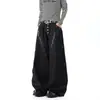 Jeans preto de retalhos de couro desconstruído com tachas, pernas largas, design de múltiplos botões, estilo high street, corte solto, bainha curva, calça comprida