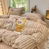 2026 Nuevo Estilo Pom-pom Bordado de Rizo Gasa Arrugada 200g Bordado de Vellón de Leche Acolchado Relleno de Algodón Funda de Cama Juego de Cuatro Piezas