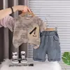 Conjunto de Verano para Niños, Nuevo Elegante Conjunto de Dos Piezas de Moda Infantil con Estampado de Letras y Shorts de Mezclilla de Manga Corta para Niños Pequeños y Niños Pequeños