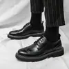 Sapatos Brogue Masculinos Outono 2025 Estilo Britânico Esculpido Negócios Formais Sapatos de Couro Masculinos Cadarço Aumento de Altura Sapatos Masculinos de Solado Grosso