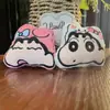 Lindo Vestido Crayon Shin Nueva Muñeca de Peluche Broche Sanrio Shin Nuevo Colgante Chirriante Accesorios para Bolsos Dibujos Animados