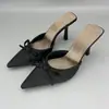 Chinelos Elegantes Versáteis Estilo Francês Bico Fino Laço Slip-On 2025 Novo Modelo Costas Abertas Bico Fechado Sandálias de Salto Fino para Uso Externo para Mulheres