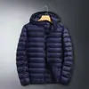 Modelos Antiguos Transfronterizos en Stock Chaquetas Ligeras de Plumas Otoño e Invierno Chaquetas Cálidas Cortas de Invierno Ligeras Fuera de Temporada con Capucha