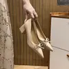 Nuevos zapatos de tacón grueso de punta fina y punta cuadrada estilo francés 2026 con lazo, un estilo nicho, suave y etéreo, versátiles y a la moda