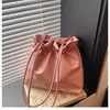 Bolsa Saco de Couro de Alta Qualidade Estilo Coreano para Mulheres, Novo Modelo Primavera 2026, Bolsa de Ombro ou Axila Cor Sólida, Bolsa de Mão, Bolsa de Nicho para o Dia a Dia