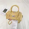 Bolsa de mão feminina casual de nicho vintage, bolsa almofada, nova moda primavera 2026, estilo coreano, bolsa transversal simples para o dia a dia
