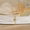 Collar para Mujer, Flor de Zirconia Bauhinia Giratoria de Moda Nicho Moda Nuevo Diseño Colgante Acero de Titanio Templado Collar