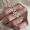 Anillo de Diseño Versátil de Moda Estilo Coreano para Mujer, Estilo Dulce y Cool, Calado con Flor Vacía, Diamante Brillante Simple de Alta Gama