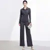 Conjunto de otoño para mujer con un toque de alta gama, que incluye una chaqueta tipo camisa de manga larga entallada a la cintura y pantalones rectos con textura fluida, conjunto de dos piezas