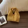 Primavera 2026 Nuevo Estilo Gamuza Moda Versátil Bolso de Mano Estilo Coreano Suave Gamuza Triángulo Bolso de Mano