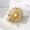 Broche de perlas de girasol de alta calidad para mujer, elegante broche de circonita para chaqueta de traje, accesorio para suéter que combina con todo.