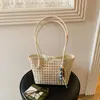 Bolso tejido estilo cesta con diseño de huecos de nicho transfronterizo, bolso fresco de un solo hombro para llevar debajo del brazo, bolso tote personalizado de moda para el día a día