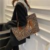 Bolso de mujer de gran capacidad, otoño e invierno 2021, nuevo bolso de hombro moderno y de moda, bolso de mano de diseño sencillo para desplazamientos diarios.