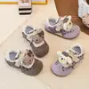 Tênis versátil estilo coreano para crianças, novo modelo primavera e outono 2026 com design de sola macia, tênis casual versátil de desenho animado para meninas, tênis de treino alemão