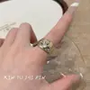 Anillo de Flor de Iris de Diamante Iridiscente Color Dorado Estilo Vintage con Diseño Único, Sencillo y Elegante, Versátil para Apilar, Adecuado para el Dedo Índice