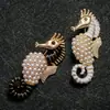 Broche de Cavalo-Marinho com Pérolas e Cristais, Pin de Lapela Clássico e Fashion para Terno, Acessório Transfronteiriço de Vida Marinha, Anti-Exposição