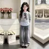 Nueva colección de primavera y otoño: Sudadera de manga larga con patchwork a rayas y un elegante diseño de inspiración coreana, combinada con pantalones vaqueros retro - un conjunto de dos piezas para niñas
