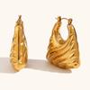 Bolso trapecio de patrón de onda oblicua de venta caliente transfronteriza europea y americana pendientes huecos de acero inoxidable chapado en oro de 18 quilates para mujer