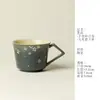 Copo de cerâmica pintado à mão para água com padrões florais brancos, apresentando uma estética Zen japonesa, adequado para uso doméstico ou de escritório, e projetado para infusão lenta