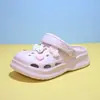 Acessórios para Gatinhos Sola Grossa Aumento de Altura Sapatos com Buracos Femininos Nova Moda Versátil Sola Macia Chinelos de Praia Desenho Animado Fofo Atacado
