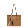 Nova bolsa feminina de outono 2026 transfronteiriça, moderna e versátil, bolsa tote de grande capacidade, padrão trançado retrô, bolsa de ombro para o dia a dia, bolsa de axila