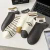 Meias Finas de Verão Masculinas com Letras, Antiodor, Absorventes de Suor, Respiráveis, Meias Esportivas de Cano Médio, Meias Curtas Lisas para Homens