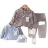 Conjunto de duas peças de camisa xadrez outonal da moda para crianças, estilo coreano, com bolsos de patch, conjunto de manga comprida para bebês meninos, adequado para primavera e outono