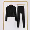 Conjunto Lulu Df de Chaqueta Corta con Cuello Alto y Pantalones Cropped con Etiqueta, En Stock Envío Directo, Corte Ajustado Cuello Alto, Cremallera Dorada Elástica