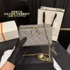 Suministro Directo Transfronterizo de Bolsos Pequeños Estilo Chanel para Mujer, Bolsos Acolchados con Cadena y Bolitas Doradas Pequeñas, Bolsos Tipo Caja con Textura, Bolsos de Maquillaje, Bolsos de Hombro Cruzados Individuales