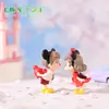 Nueva pareja de dibujos animados micro paisajismo escritorio DIY accesorios bola de cristal horquilla vestido rojo linda pareja besándose adornos