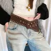 Cinturón ancho de gamuza estilo punk con remaches desgastados, perfecto para combinar con jeans en una estética Melard, diseño sin agujeros