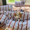 Juego de ropa de cama de cuatro piezas, de algodón, cepillado, con temática de dibujos animados, que incluye una funda de edredón gruesa bordada con toalla, una sábana bajera y un juego de tres piezas de sábanas, adecuado para dormitorios de estudiantes
