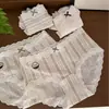 A9827 Calzones de Encaje para Mujer con Textura de Leche y Niebla, Sensación Suave, Relajada y Perezosa, Algodón con Refuerzo Extendido, 10A de Cintura Media que Moldea la Cadera