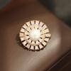 Broche Redondo Geométrico de Nicho High-End Bicolor Dourado e Prateado Banhado a Ouro com Pedra Broche Pequeno de Pérola Simples e Versátil para Homens e Mulheres
